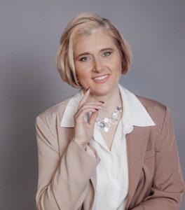 Светлана Маркова: психолог, трансформационный коуч, МАК- и писательский терапевт, филолог, автор методик по лингвистическому восприятию и обучению.