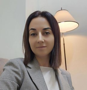 Тамрико Габаидзе: Практикующий психолог, Магистр фармации, Арт-терапевт,КПТ терапевт. Работа со взрослыми и детьми в интегративном подходе, объединеняющем в себе самые эффективные технологии из разных направлений психологии.