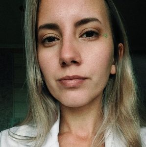 Наталія Слюсар: практикуючий психолог, гіпнотерапевт. Робота з травмою, конфліктами та іншими запитами за допомогою інтегративного підходу та проєктивних технік. Допомога у дослідженні внутрішнього світу, стосунків, потреб і інших важливих сфер життя.