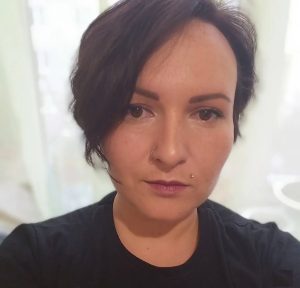 Вікторія Лощакова: психолог-практик. Працює в галузі образно-емоційної терапії. Аналітик і психотаролог. Надає допомогу у пошуку рішень проблем за допомогою образів, почуттів та формування усвідомлених стратегій поведінки.